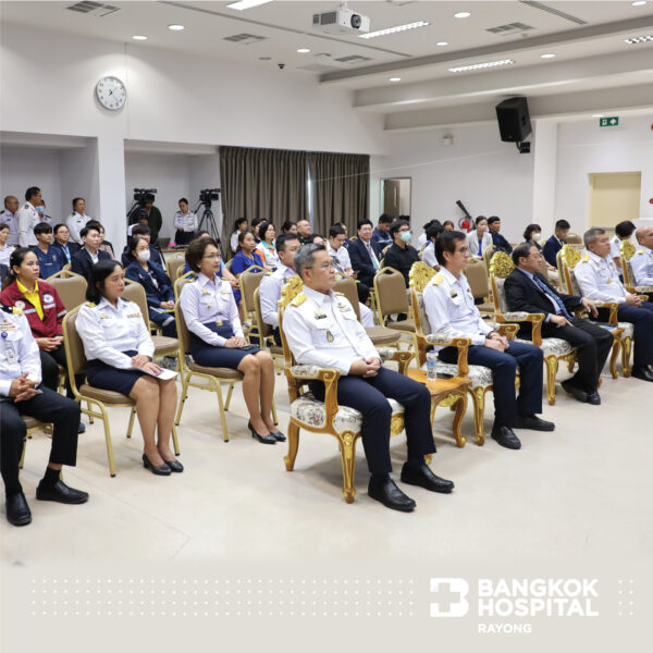 เข้าร่วมพิธีมอบหนังสือรับรองการอนุมัติ เปิดดำเนินการและรับรองหลักสูตรฝึกอบรม ตามมาตรฐานคุณวุฒิฉุกเฉินการแพทย์ 1 (มคฉ.1) โดย โรงพยาบาลกรุงเทพระยอง