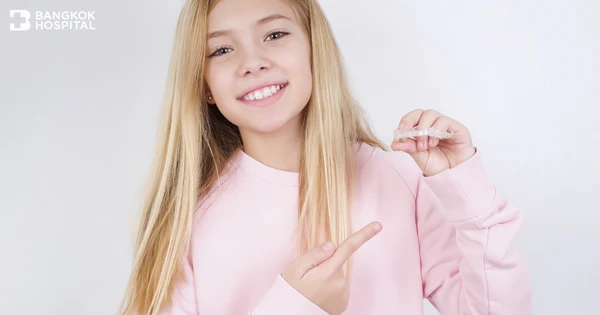 Invisalign richtet die Zähne schnell ab der Kindheit aus, für schöne Zähne und ein ausgewogenes Gesichtsprofil.