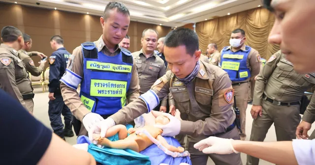 Das Bangkoker Krankenhaus schult Erstversorgung und Notfallentbindungen für Verkehrspolizisten, um Fähigkeiten zu verbessern, Kompetenzen auszubauen und für alle Krisensituationen gerüstet zu sein.